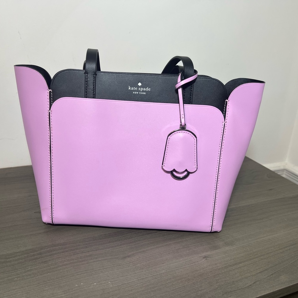 Kate Spade New York
MAGNOLIA STREET SMALL DOUBLE
POCKET TOP ZIP TOTE
